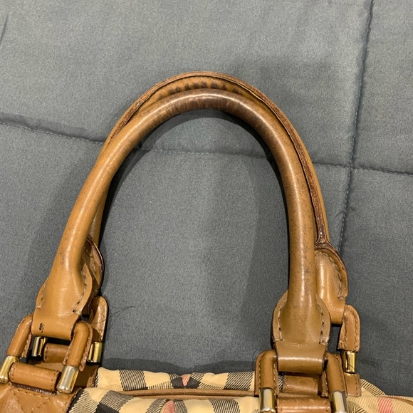 Burberry Bag With Gold Grommets, an overnight bag. - Picture 4 of 7